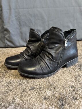NEW Miz Mooz Black Slouchy Leather Ankle Boots with Side Zippers - sz 6.5